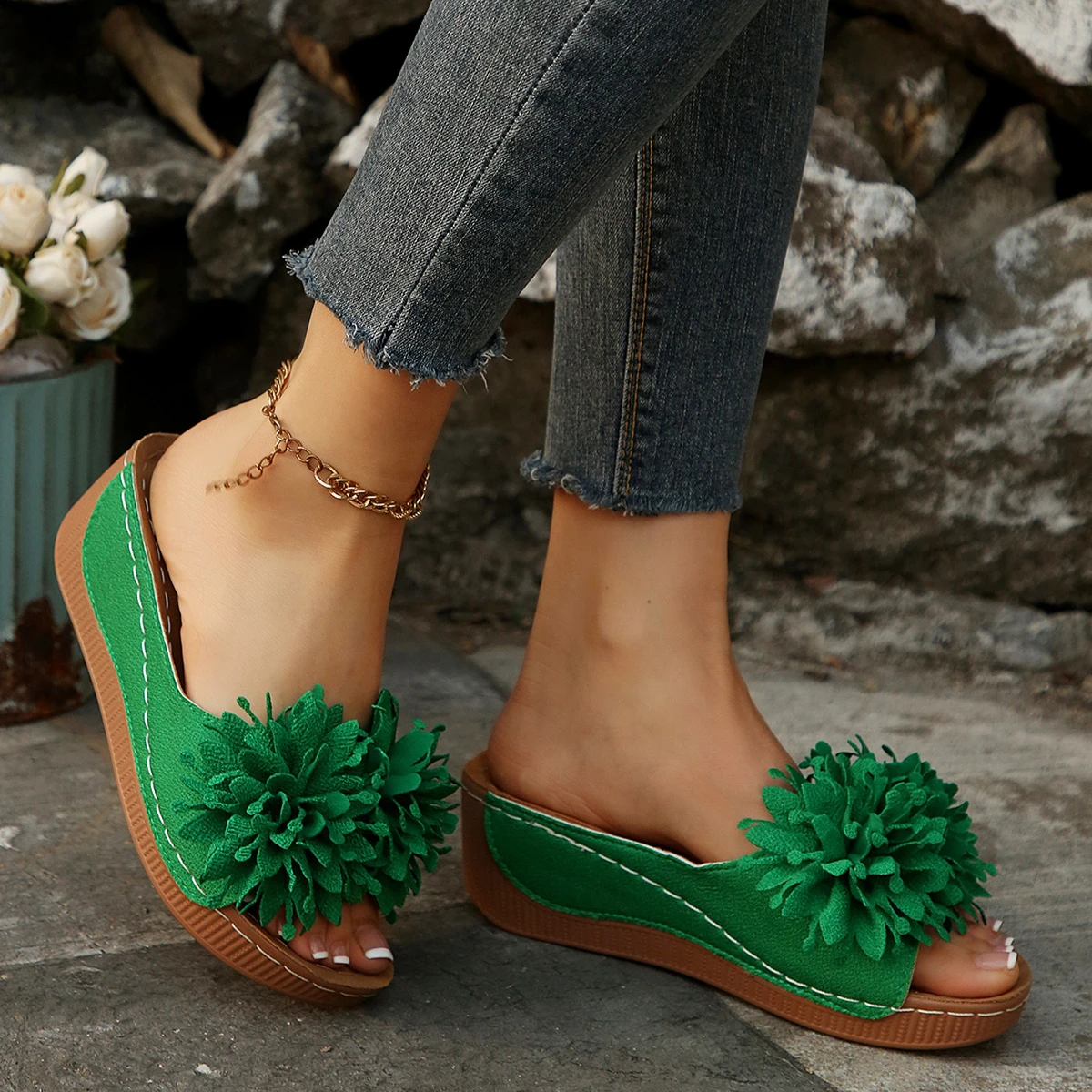 New Summer Women's Flower Decoration Wedge Sandals Open Toe Slip-On Comfortable Breathable Casual Outdoor Shoes Non-Slip Sole