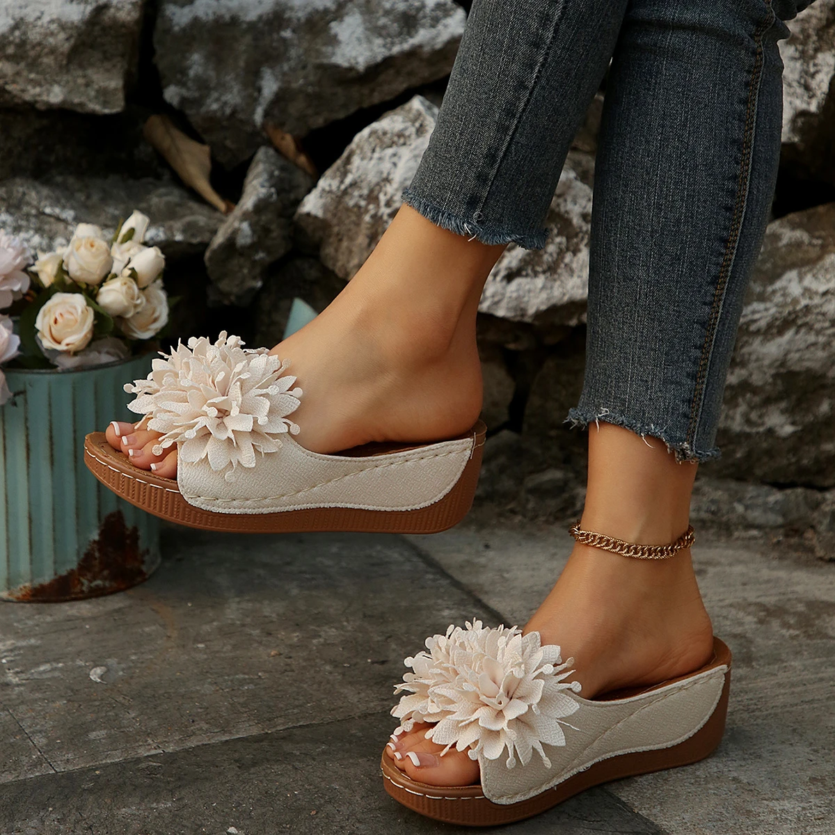 New Summer Women's Flower Decoration Wedge Sandals Open Toe Slip-On Comfortable Breathable Casual Outdoor Shoes Non-Slip Sole