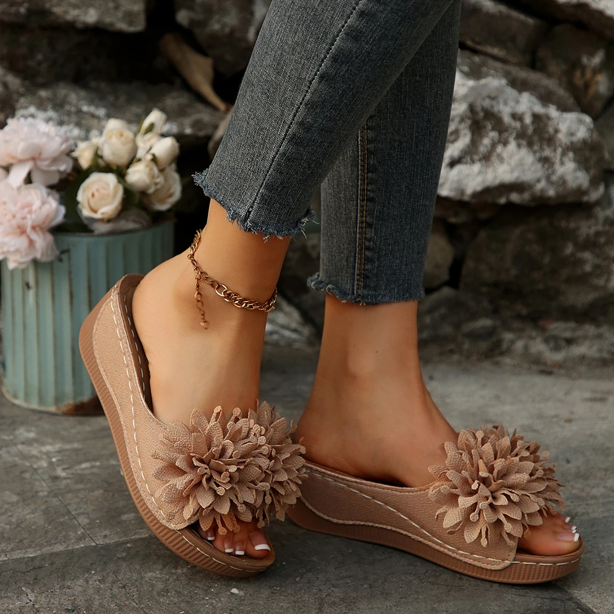 New Summer Women's Flower Decoration Wedge Sandals Open Toe Slip-On Comfortable Breathable Casual Outdoor Shoes Non-Slip Sole