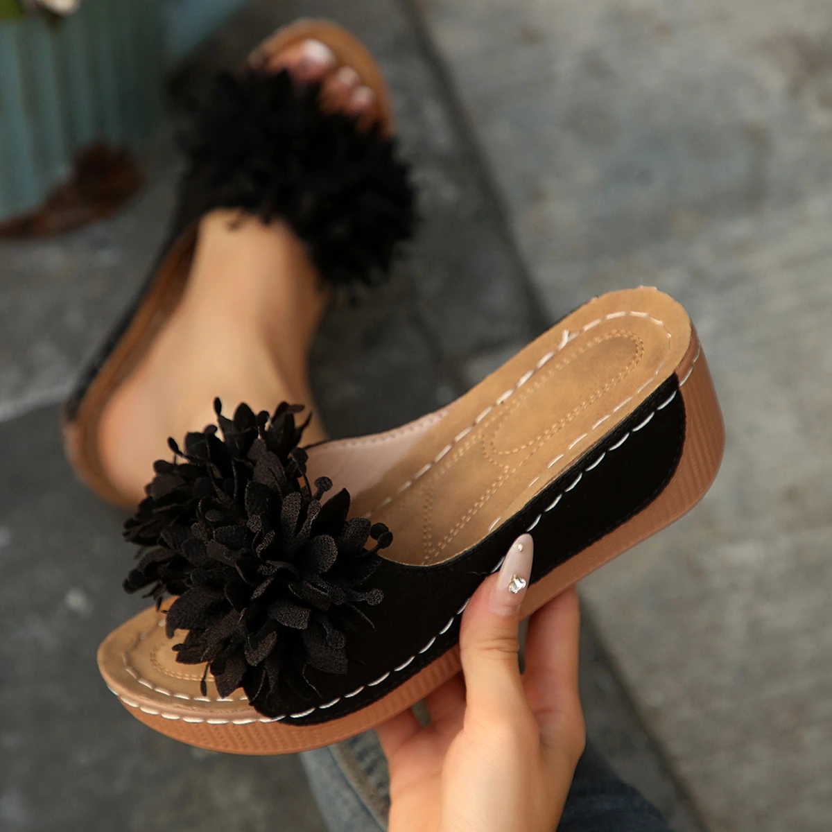 New Summer Women's Flower Decoration Wedge Sandals Open Toe Slip-On Comfortable Breathable Casual Outdoor Shoes Non-Slip Sole