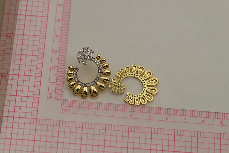 New Sight Design Metal Waterdrop Stud Earrings for Women Fashion Brand Jewelry Delicate Crystal Flower Earrings