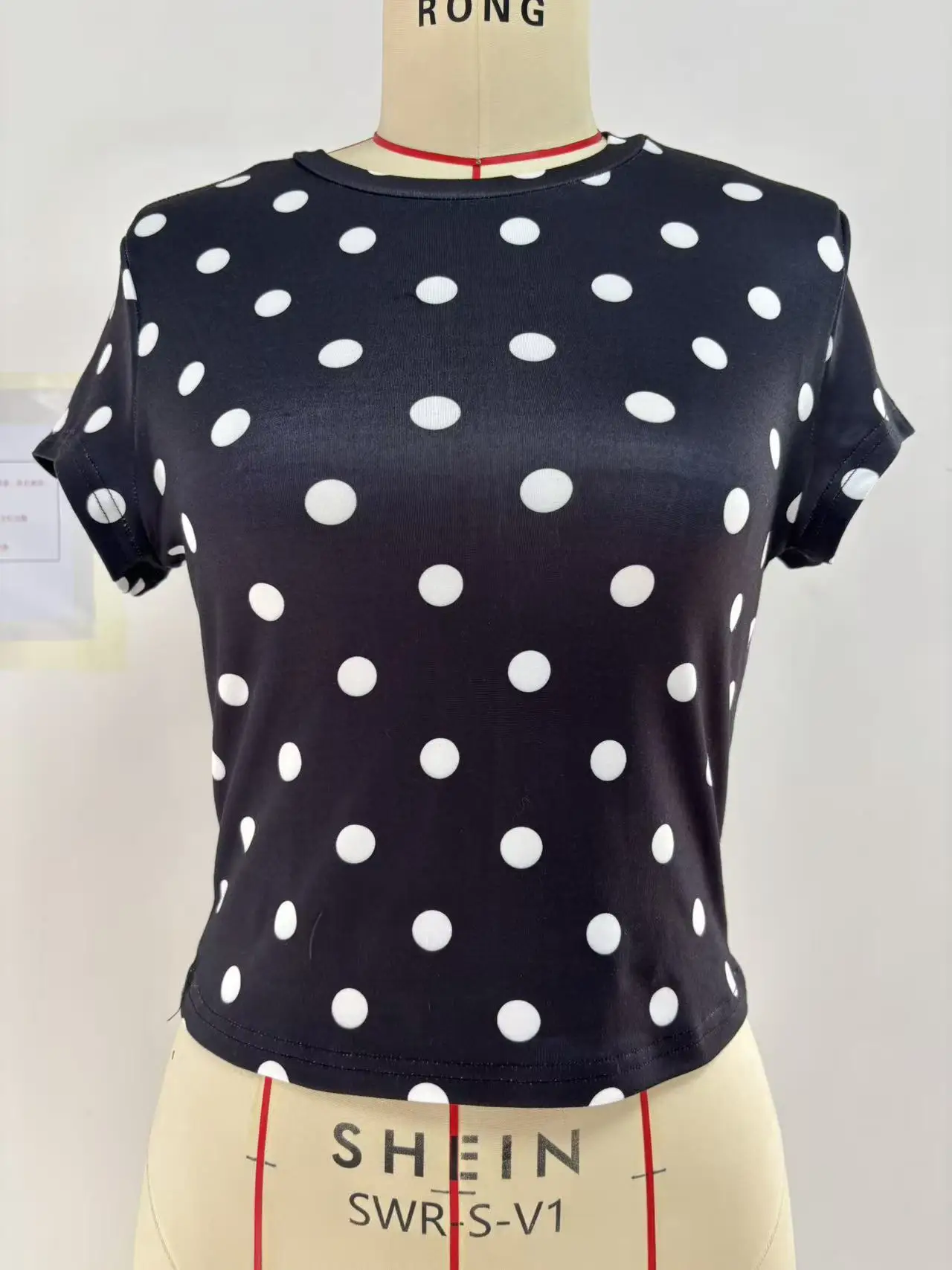 Vintage Polka Dot Short-sleeved T-shirt – Women’s Fitted Summer Casual T-shirt with A Round Neckline