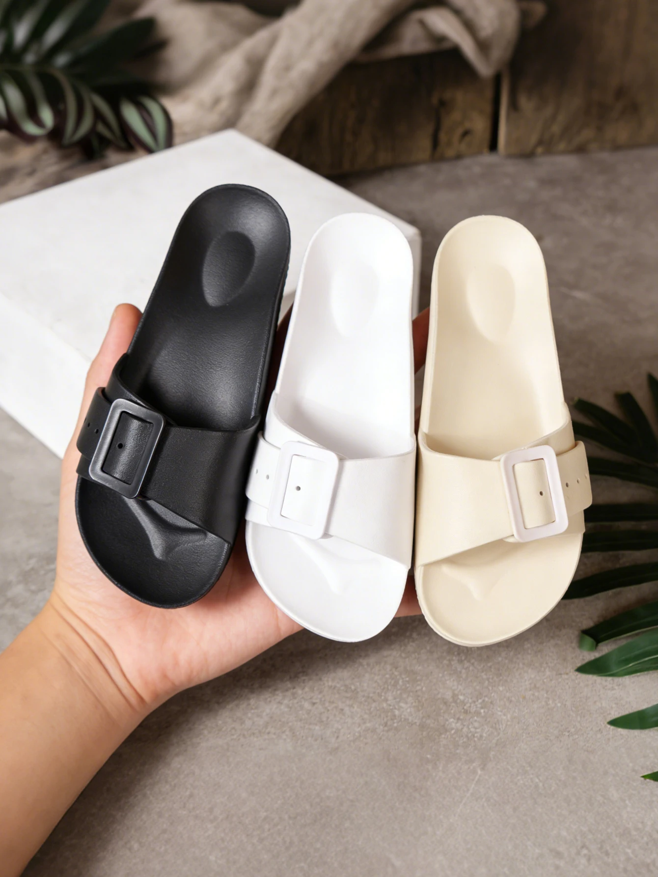 Women's New Summer Style Classic Simple Solid Color Casual Eva One-Piece Buckle Flat Slip-On Beach Hollow Breathable Slippers Suitable for Outdoor and Home Use, Comfortable and Lightweight, Large Size
