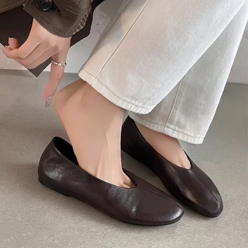 Soft Leather Casual Round-toe Flat Shoes for Ladies. 2026 Spring New Style. Simple and Comfortable for Daily Wear. Leather Shoes