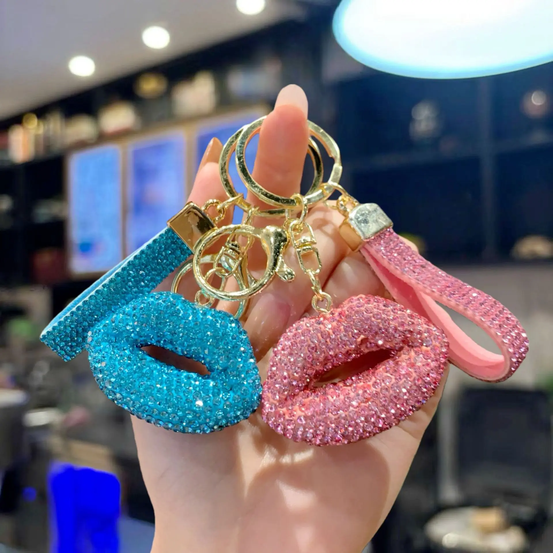Exquisite Full Rhinestone Lip Keychain - High-End Car Key Ring & Fashion Bag Charm for Girls, Perfect Small Gift