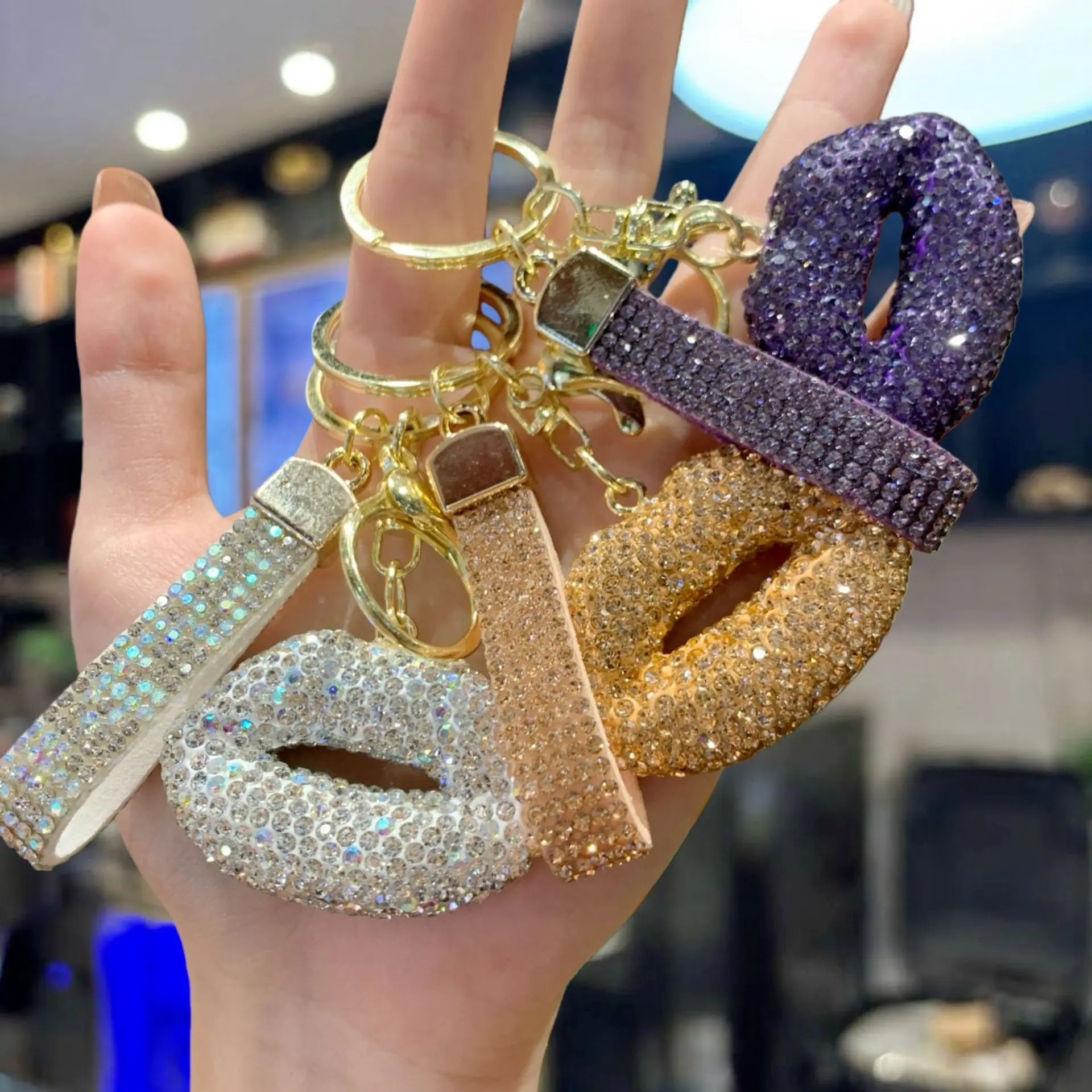 Exquisite Full Rhinestone Lip Keychain - High-End Car Key Ring & Fashion Bag Charm for Girls, Perfect Small Gift