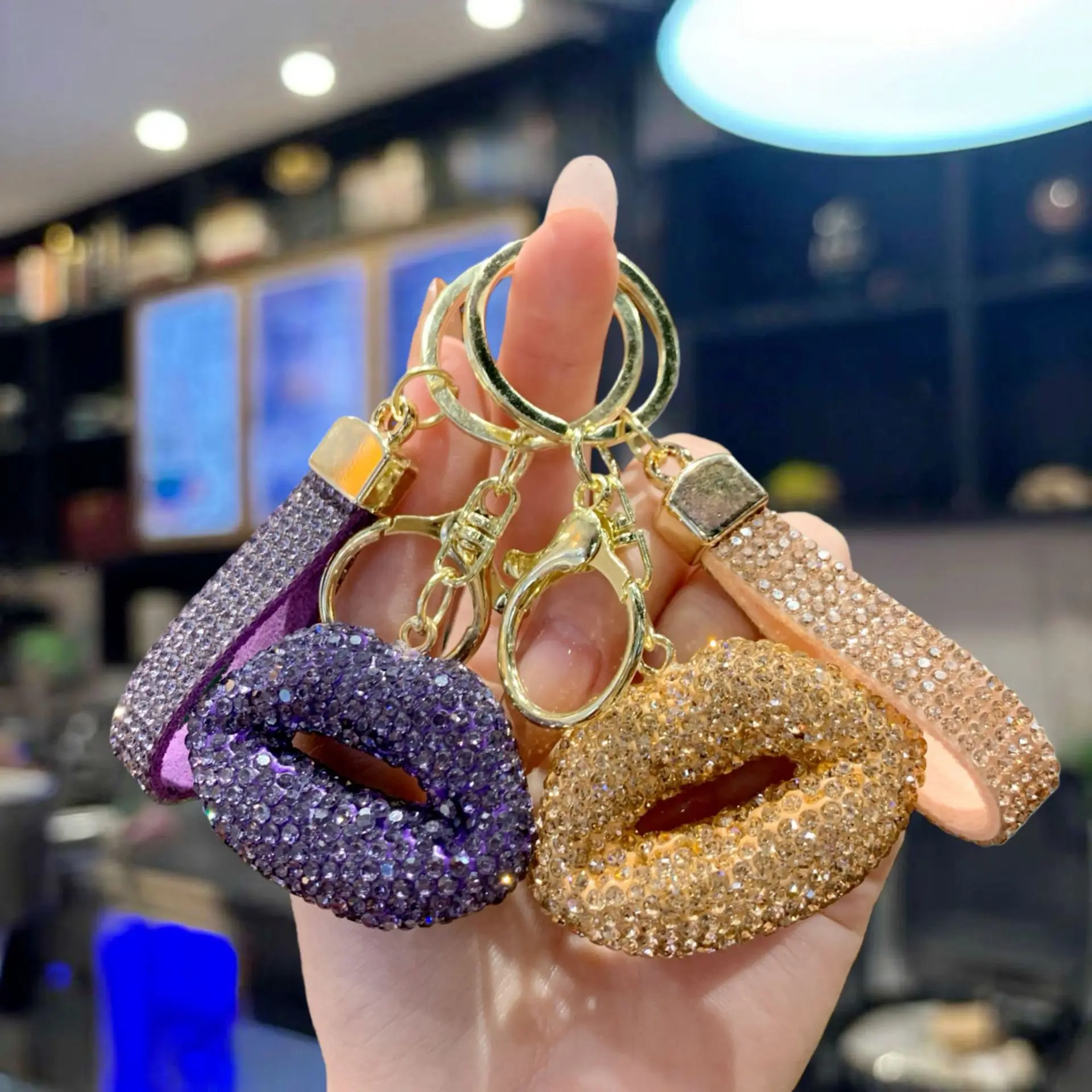 Exquisite Full Rhinestone Lip Keychain - High-End Car Key Ring & Fashion Bag Charm for Girls, Perfect Small Gift