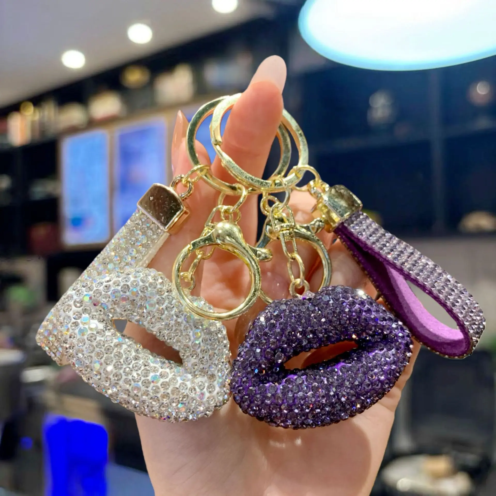 Exquisite Full Rhinestone Lip Keychain - High-End Car Key Ring & Fashion Bag Charm for Girls, Perfect Small Gift