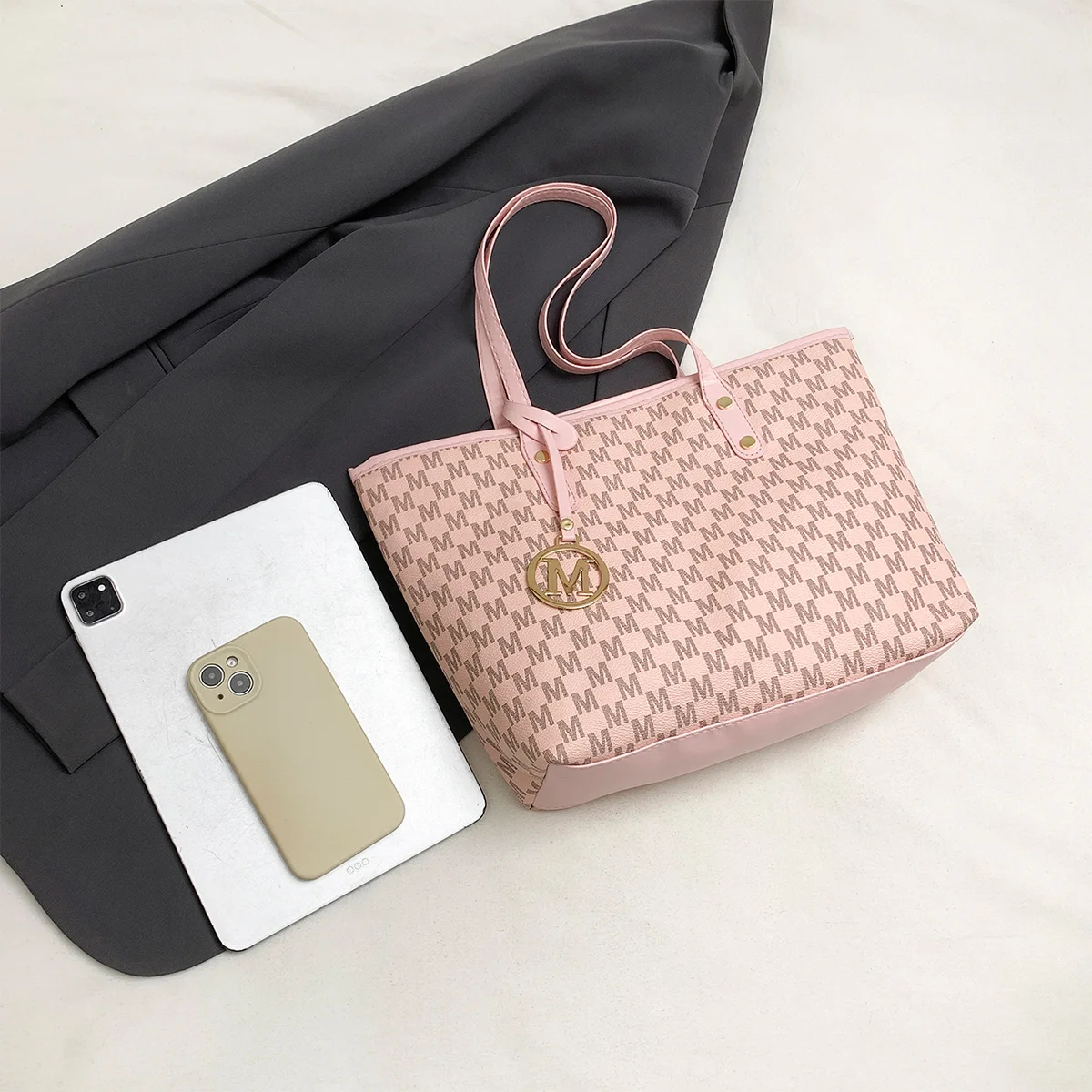 Fashion M Letter Print Tote Bag PU Letter Pendant Large Capacity Shoulder Bag Water Resistant handbag for Commuting shopping