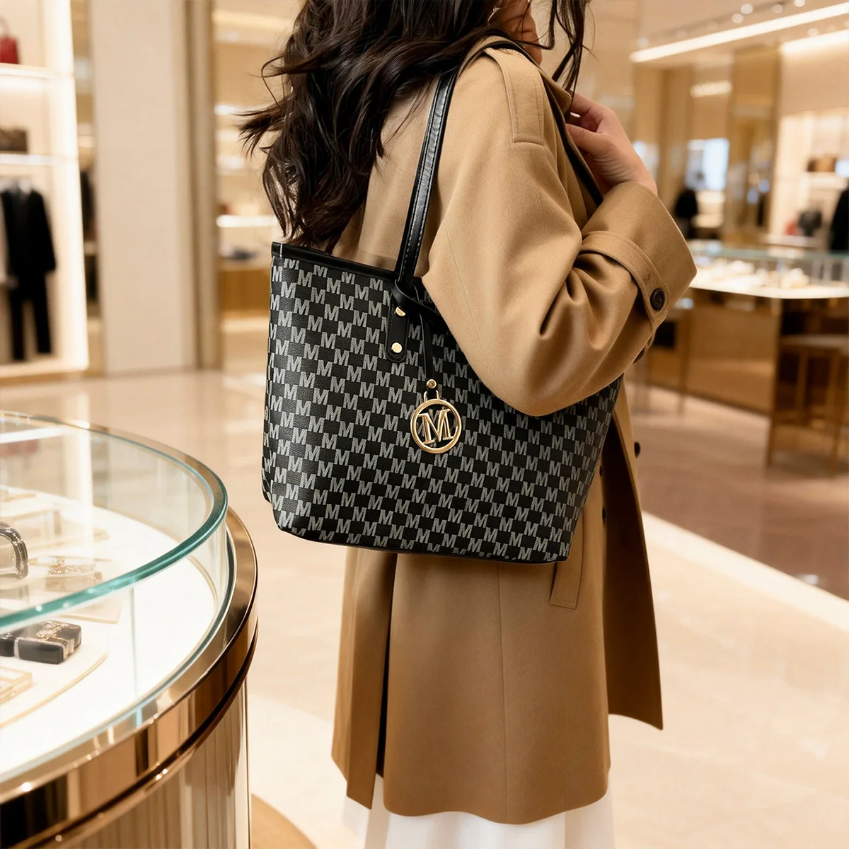Fashion M Letter Print Tote Bag PU Letter Pendant Large Capacity Shoulder Bag Water Resistant handbag for Commuting shopping