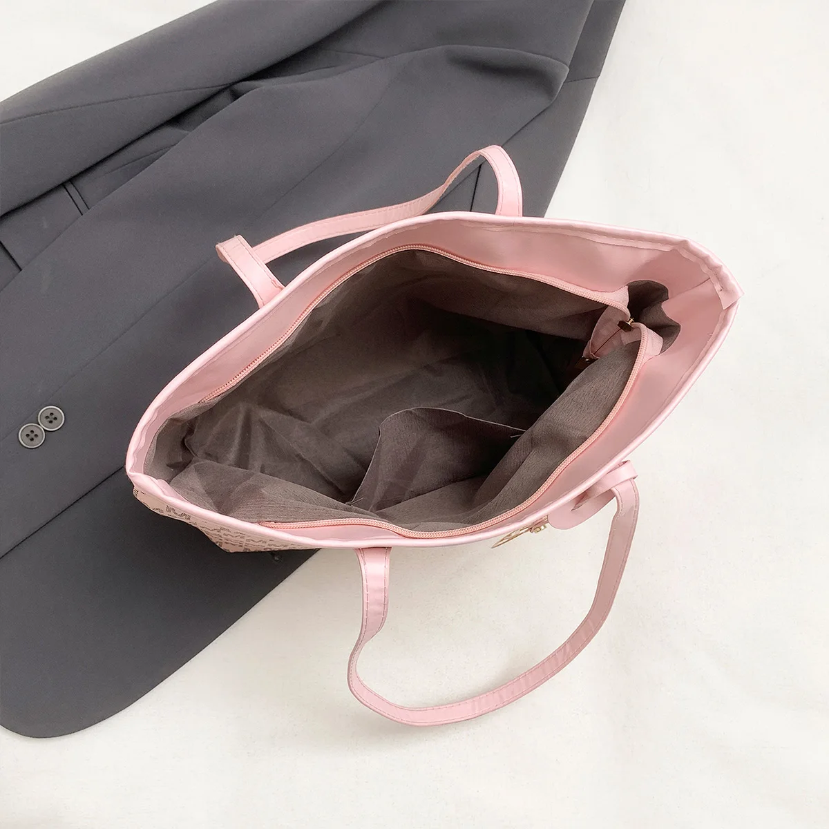Fashion M Letter Print Tote Bag PU Letter Pendant Large Capacity Shoulder Bag Water Resistant handbag for Commuting shopping