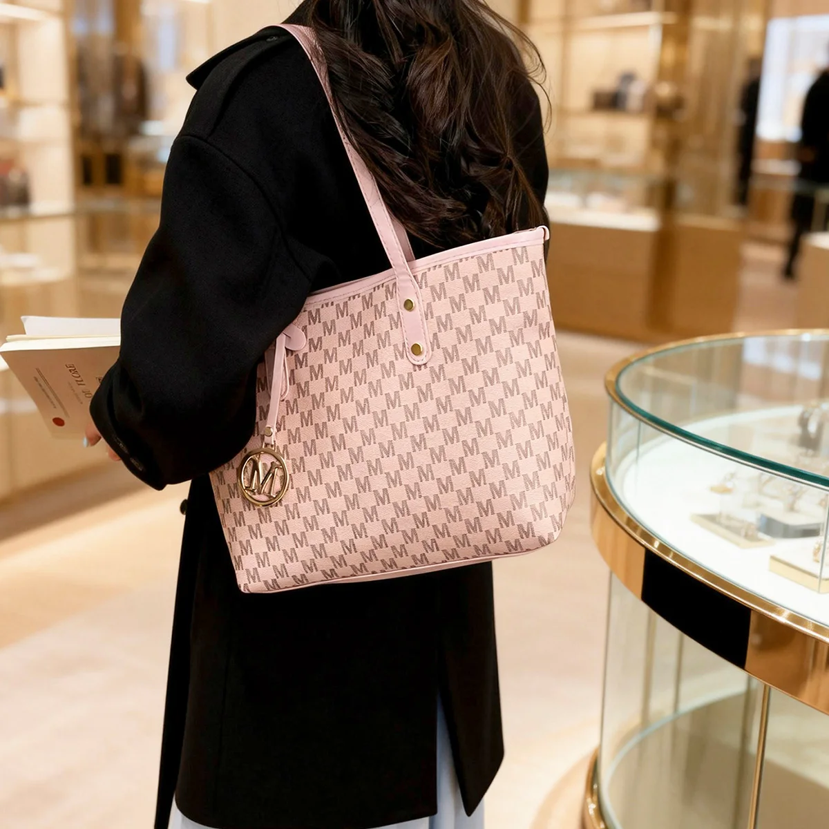 Fashion M Letter Print Tote Bag PU Letter Pendant Large Capacity Shoulder Bag Water Resistant handbag for Commuting shopping