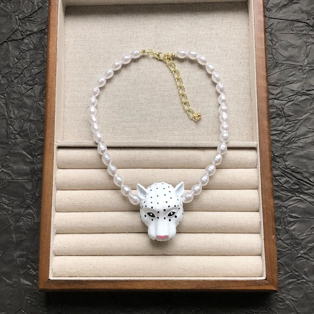 Elegant Enamel Leopard Pendant Necklace for Women Luxury High-End Queen Style Clavicle Chain Daily Party Accessory
