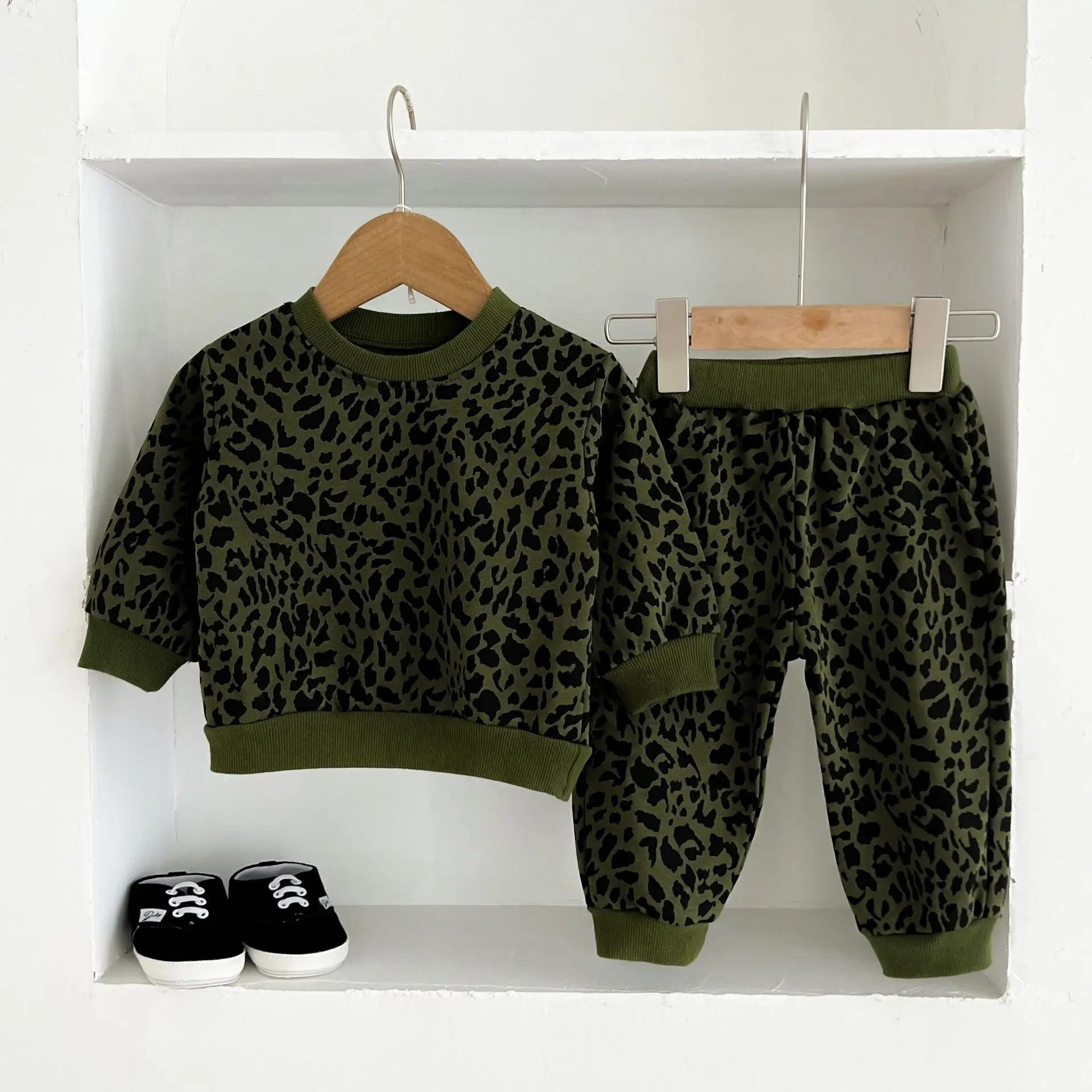 Trendy children's fashion leopard print round-neck long-sleeved spring and autumn set, baby coat, pure cotton sportswear and tre