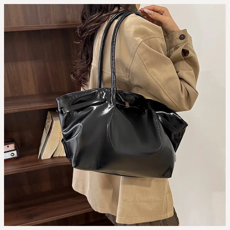 Fashionable Large Capacity Women Shoulder Bag Commuter Underarm Bag New Versatile Tote Bag Ladies Handbags