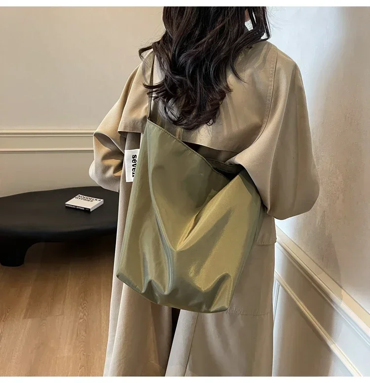 Niche Fashion Simple Shoulder Bag Tote Bag for Women 2026 New Nylon Fabric Underarm Bucket Bag Red Una Bolsa De Hombro