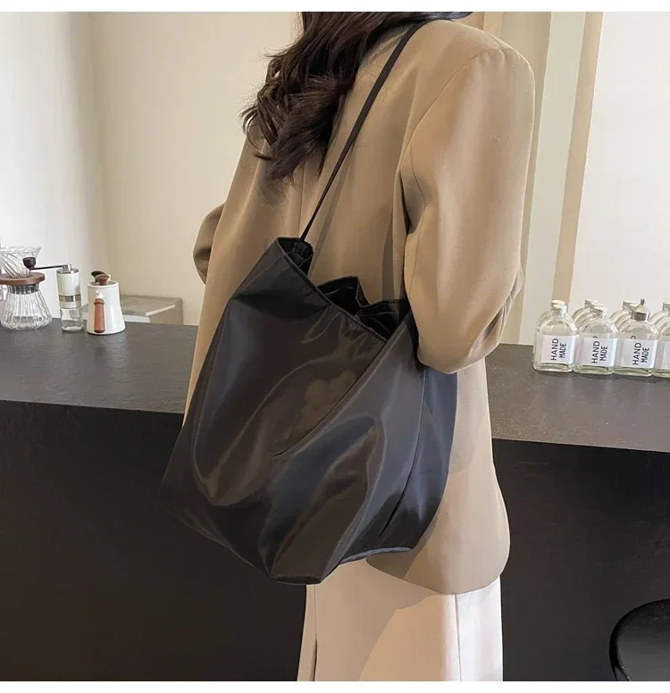 Niche Fashion Simple Shoulder Bag Tote Bag for Women 2026 New Nylon Fabric Underarm Bucket Bag Red Una Bolsa De Hombro