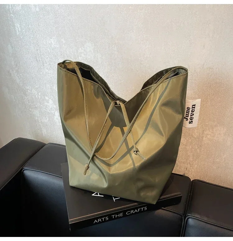 Niche Fashion Simple Shoulder Bag Tote Bag for Women 2026 New Nylon Fabric Underarm Bucket Bag Red Una Bolsa De Hombro