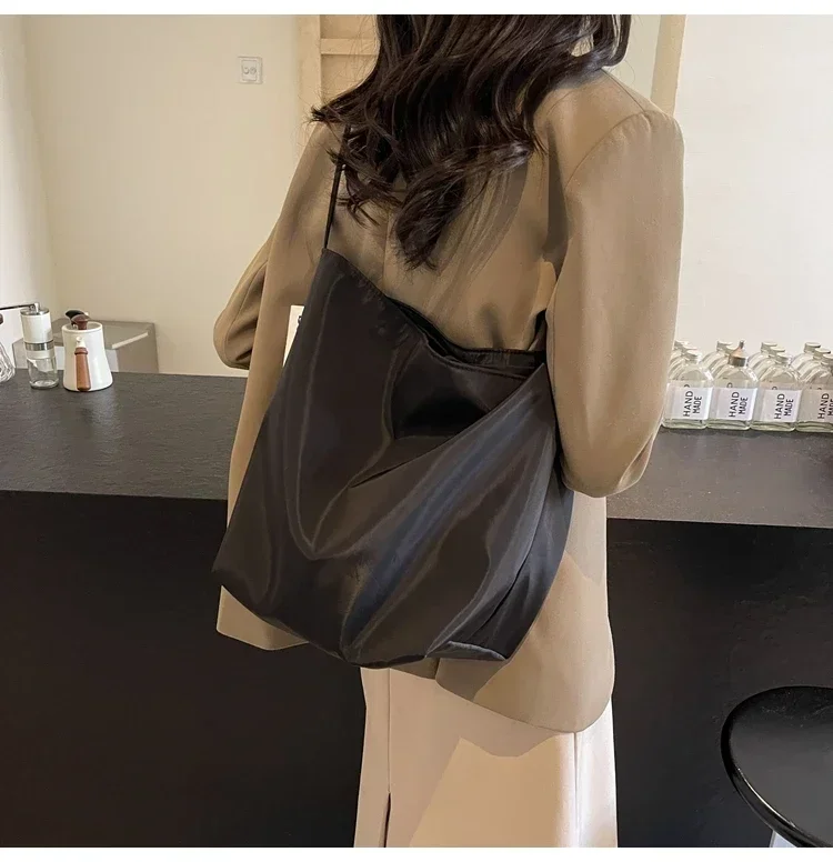Niche Fashion Simple Shoulder Bag Tote Bag for Women 2026 New Nylon Fabric Underarm Bucket Bag Red Una Bolsa De Hombro