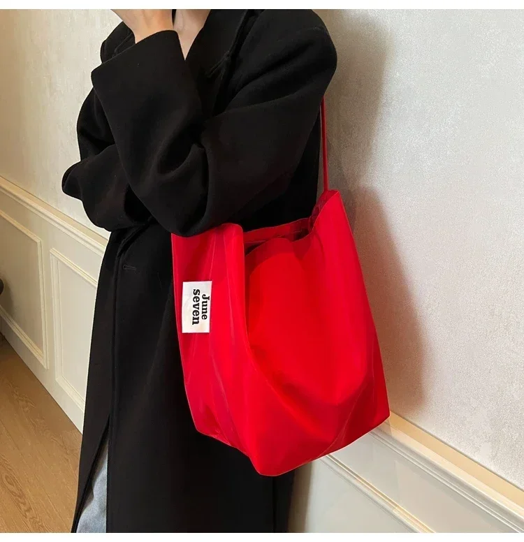 Niche Fashion Simple Shoulder Bag Tote Bag for Women 2026 New Nylon Fabric Underarm Bucket Bag Red Una Bolsa De Hombro
