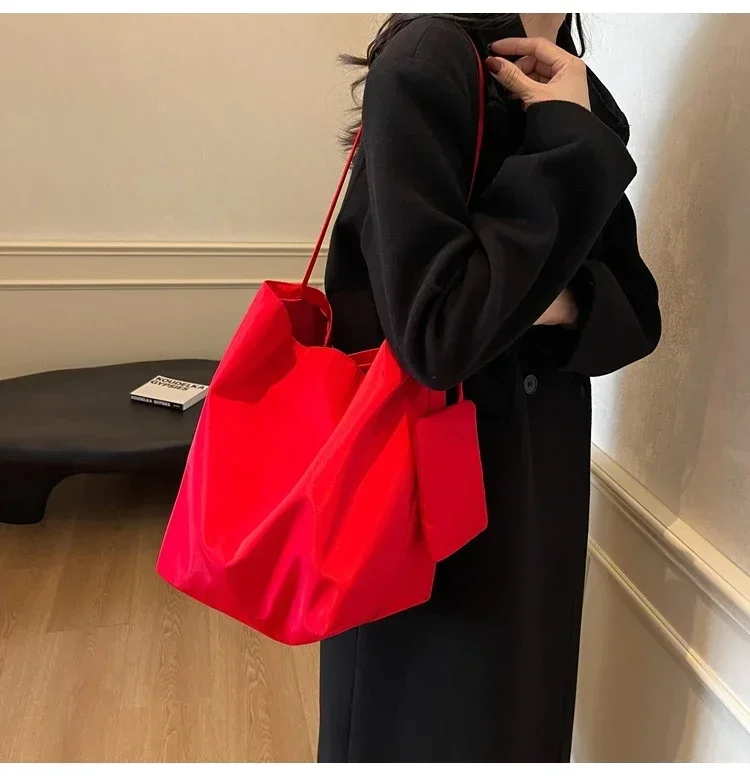 Niche Fashion Simple Shoulder Bag Tote Bag for Women 2026 New Nylon Fabric Underarm Bucket Bag Red Una Bolsa De Hombro