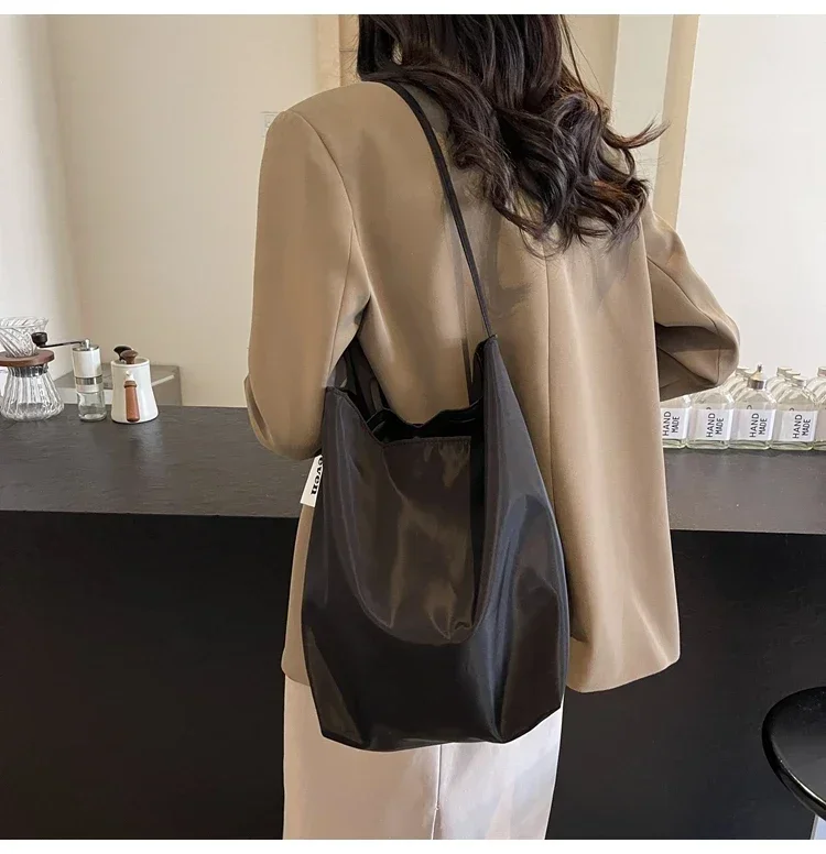 Niche Fashion Simple Shoulder Bag Tote Bag for Women 2026 New Nylon Fabric Underarm Bucket Bag Red Una Bolsa De Hombro