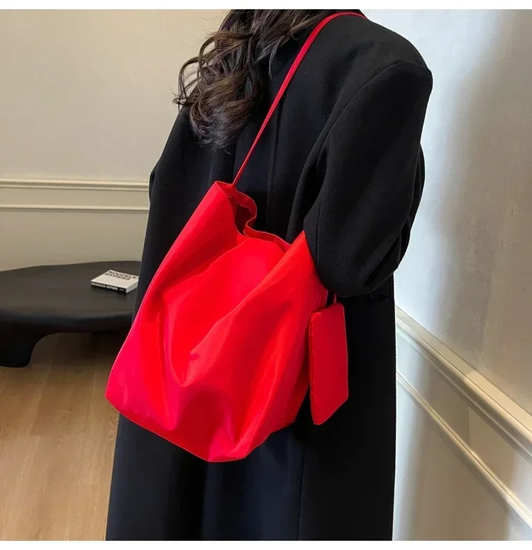 Niche Fashion Simple Shoulder Bag Tote Bag for Women 2026 New Nylon Fabric Underarm Bucket Bag Red Una Bolsa De Hombro