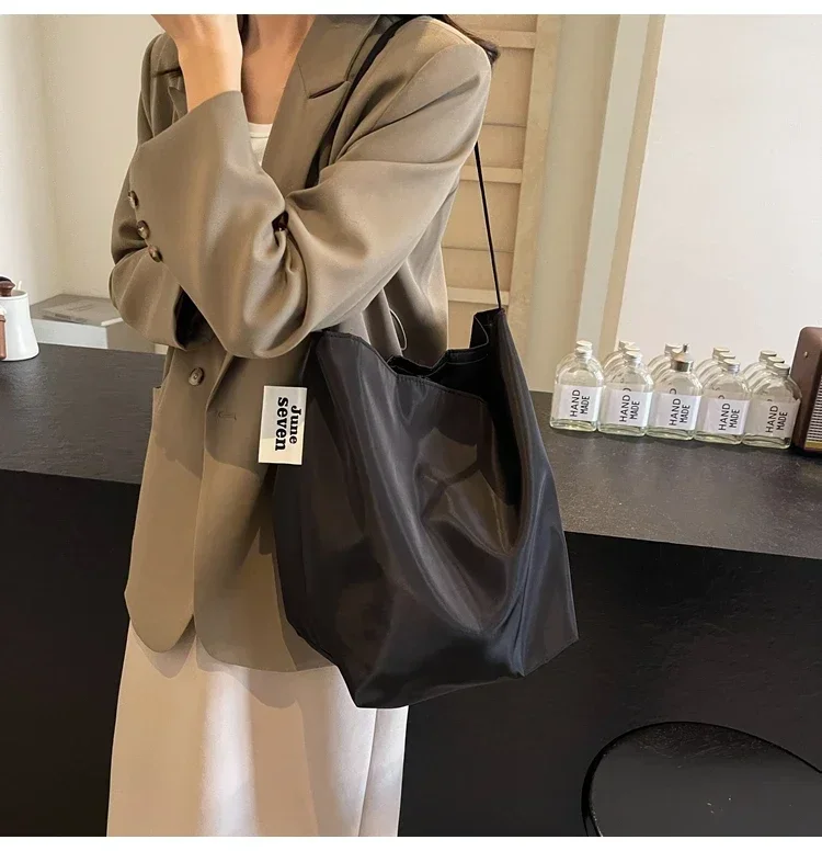 Niche Fashion Simple Shoulder Bag Tote Bag for Women 2026 New Nylon Fabric Underarm Bucket Bag Red Una Bolsa De Hombro