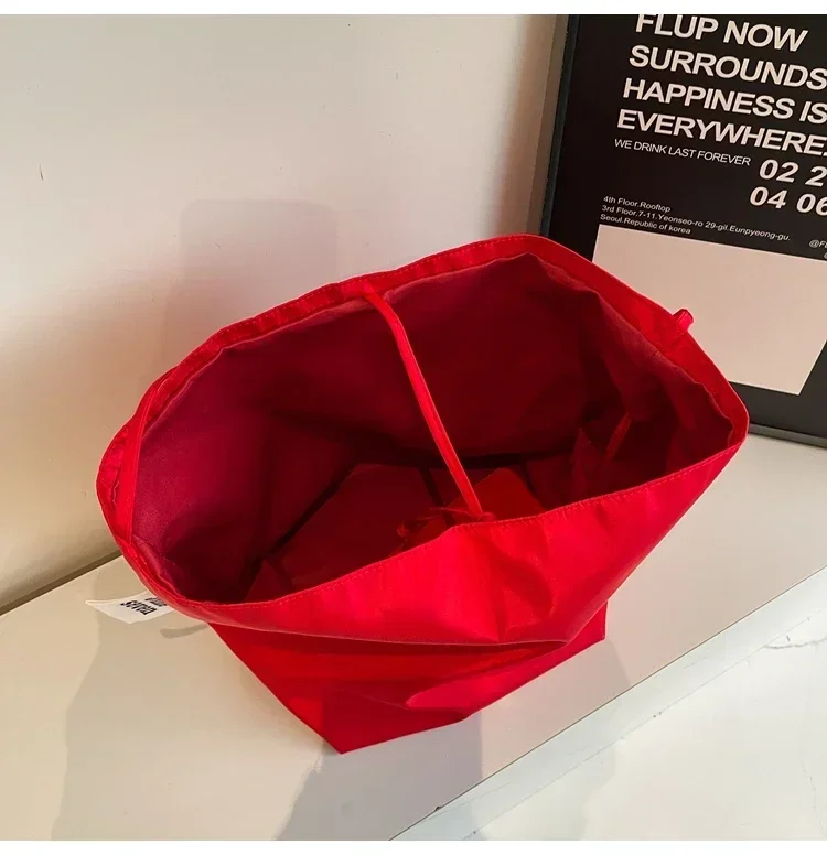 Niche Fashion Simple Shoulder Bag Tote Bag for Women 2026 New Nylon Fabric Underarm Bucket Bag Red Una Bolsa De Hombro