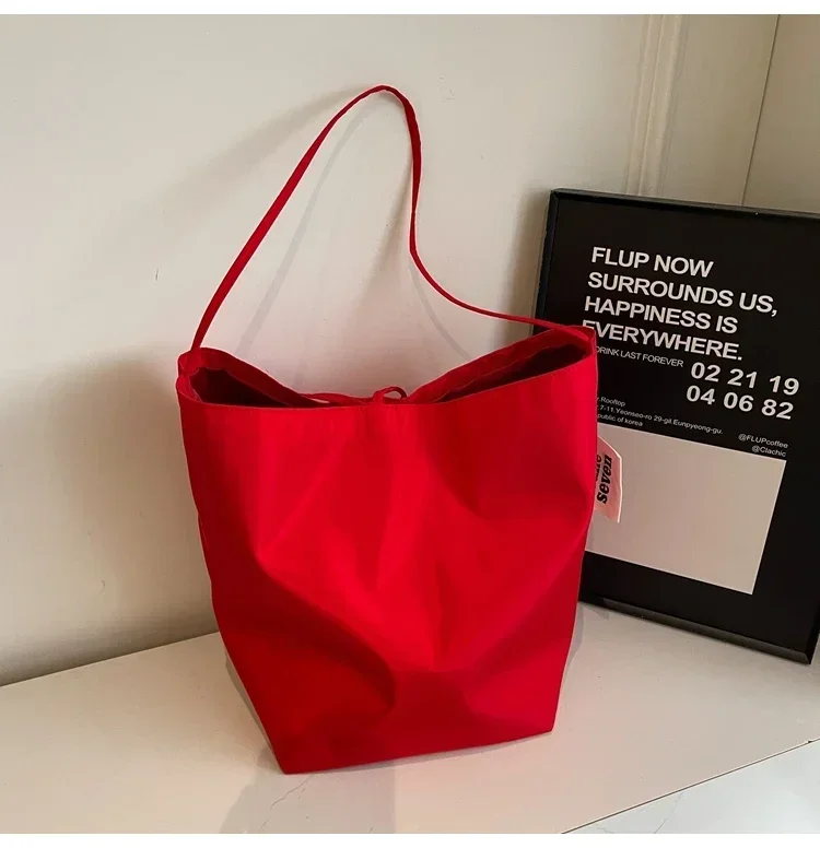 Niche Fashion Simple Shoulder Bag Tote Bag for Women 2026 New Nylon Fabric Underarm Bucket Bag Red Una Bolsa De Hombro