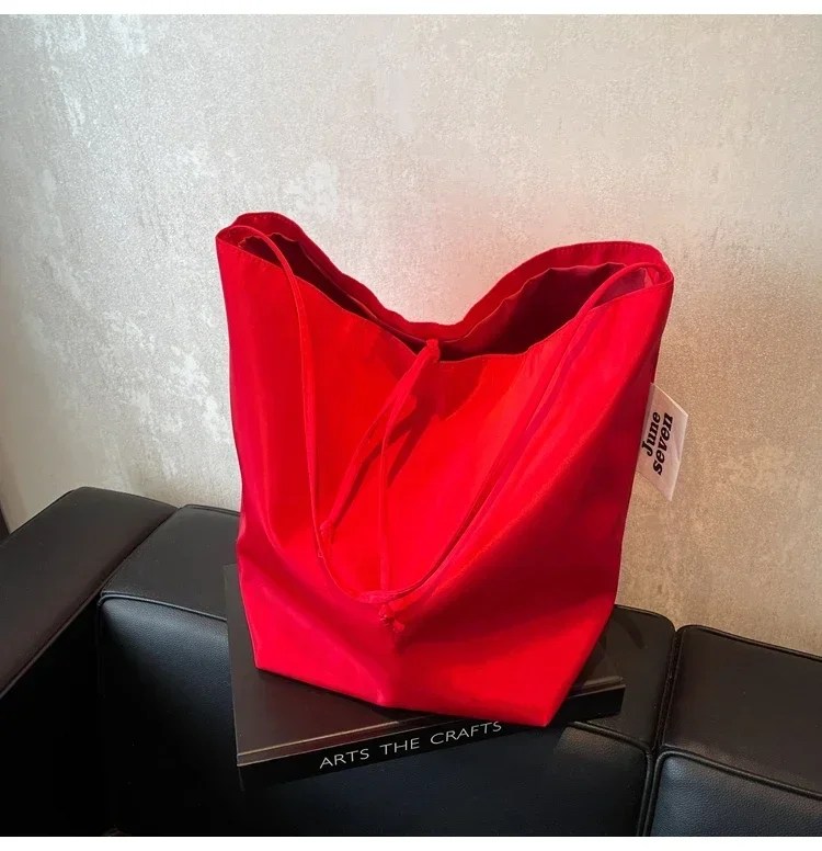 Niche Fashion Simple Shoulder Bag Tote Bag for Women 2026 New Nylon Fabric Underarm Bucket Bag Red Una Bolsa De Hombro