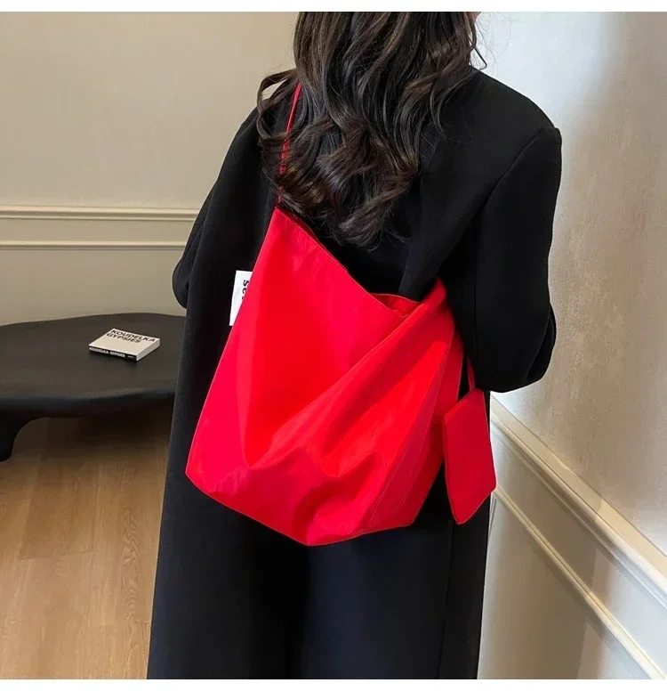 Niche Fashion Simple Shoulder Bag Tote Bag for Women 2026 New Nylon Fabric Underarm Bucket Bag Red Una Bolsa De Hombro