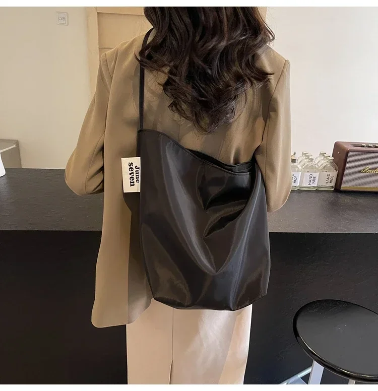 Niche Fashion Simple Shoulder Bag Tote Bag for Women 2026 New Nylon Fabric Underarm Bucket Bag Red Una Bolsa De Hombro