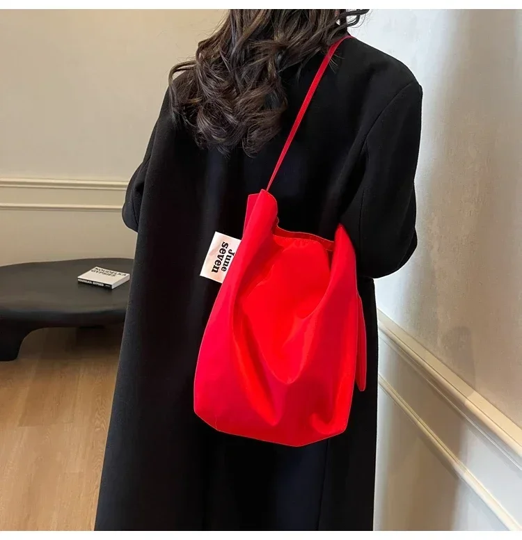 Niche Fashion Simple Shoulder Bag Tote Bag for Women 2026 New Nylon Fabric Underarm Bucket Bag Red Una Bolsa De Hombro