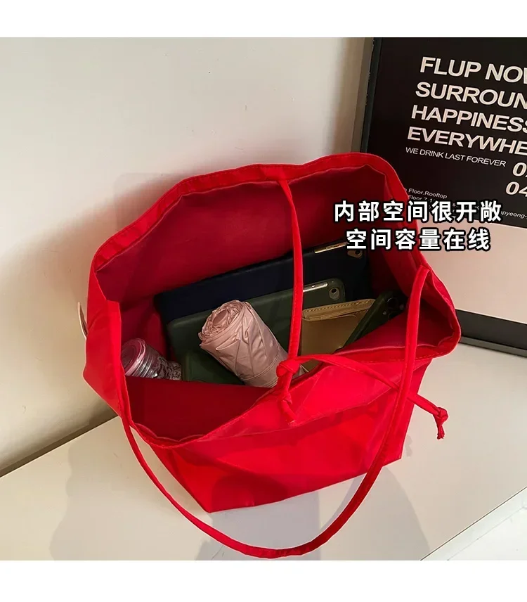 Niche Fashion Simple Shoulder Bag Tote Bag for Women 2026 New Nylon Fabric Underarm Bucket Bag Red Una Bolsa De Hombro