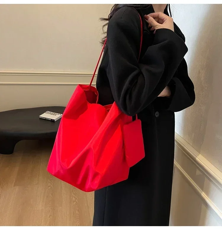 Niche Fashion Simple Shoulder Bag Tote Bag for Women 2026 New Nylon Fabric Underarm Bucket Bag Red Una Bolsa De Hombro