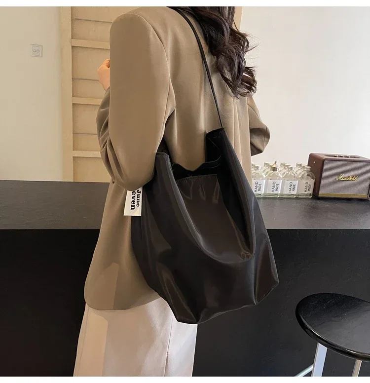 Niche Fashion Simple Shoulder Bag Tote Bag for Women 2026 New Nylon Fabric Underarm Bucket Bag Red Una Bolsa De Hombro