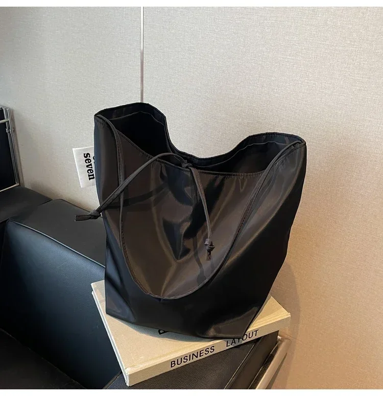 Niche Fashion Simple Shoulder Bag Tote Bag for Women 2026 New Nylon Fabric Underarm Bucket Bag Red Una Bolsa De Hombro
