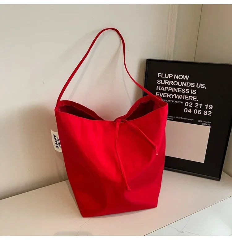 Niche Fashion Simple Shoulder Bag Tote Bag for Women 2026 New Nylon Fabric Underarm Bucket Bag Red Una Bolsa De Hombro