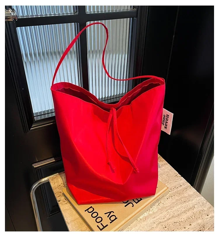 Niche Fashion Simple Shoulder Bag Tote Bag for Women 2026 New Nylon Fabric Underarm Bucket Bag Red Una Bolsa De Hombro