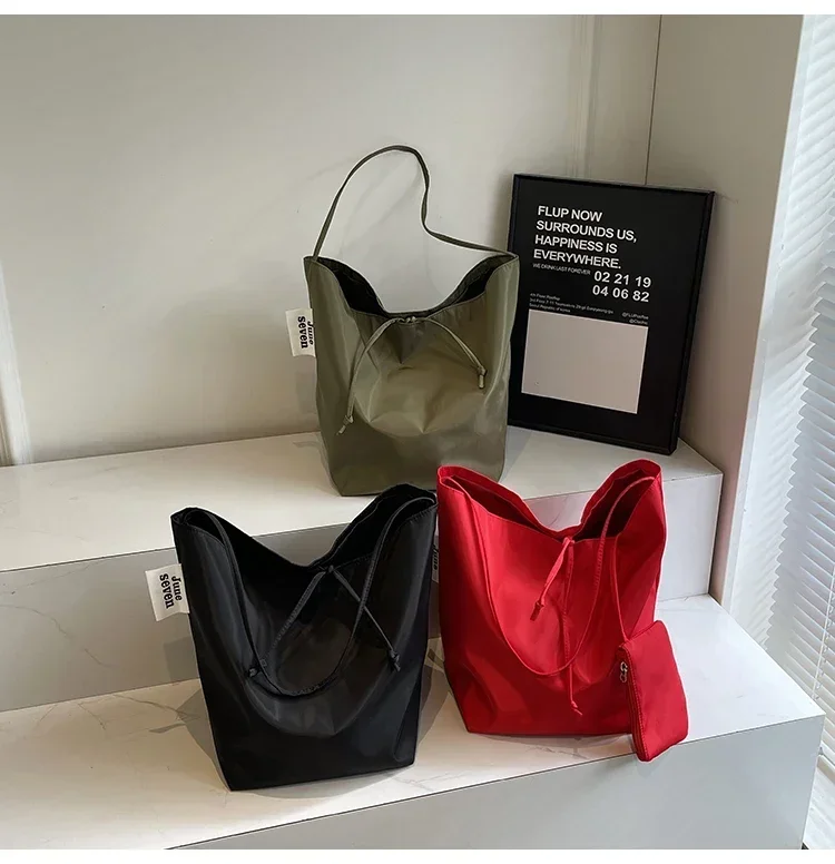Niche Fashion Simple Shoulder Bag Tote Bag for Women 2026 New Nylon Fabric Underarm Bucket Bag Red Una Bolsa De Hombro