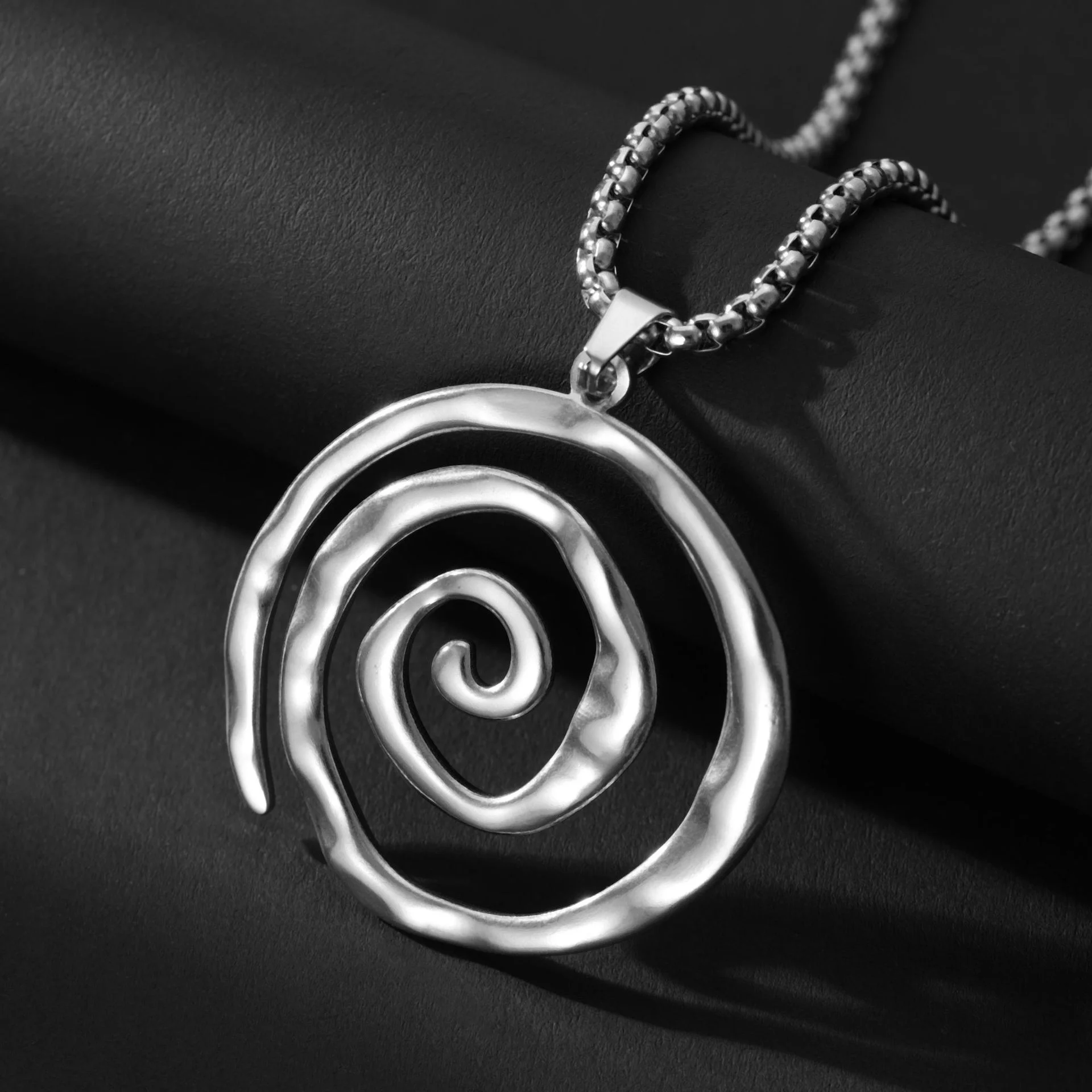 Lady's fashionable and simple stainless steel vortex geometric spiral circle pendant necklace accessory