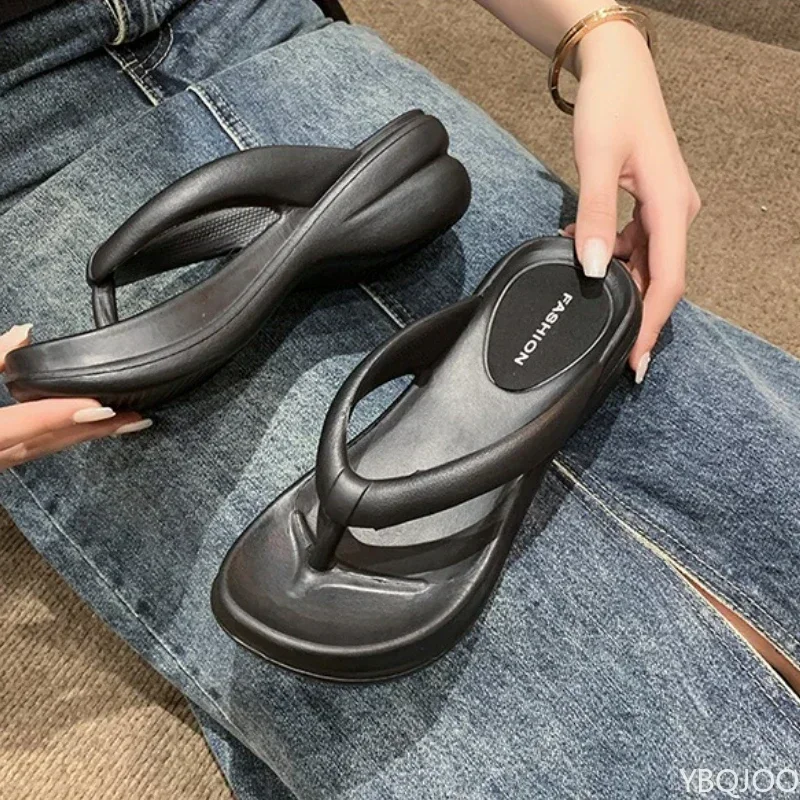 Summer Fashion New Thick Soled Slippers Flip Flops Beach Anti Slip Outer Wear Fashionable Sponge Cake Clip on Slippers 2026