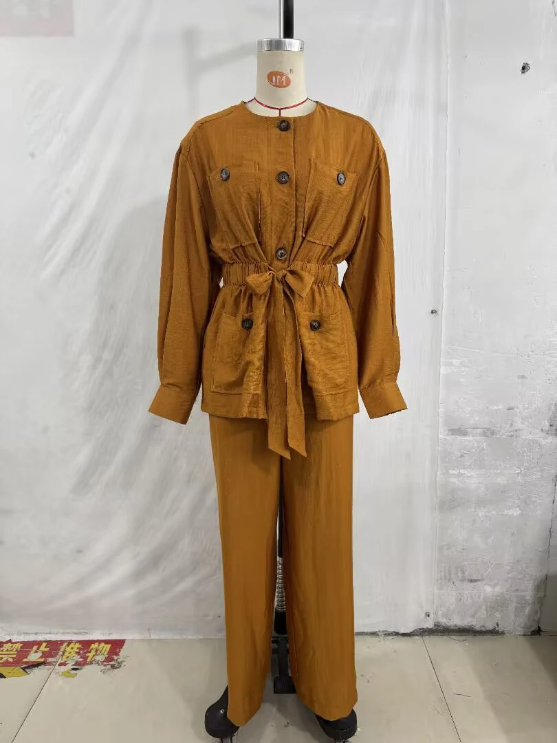 2026 round neck long sleeved hunting suit jacket with waist belt featuring a split hem and hanging high waisted pants set