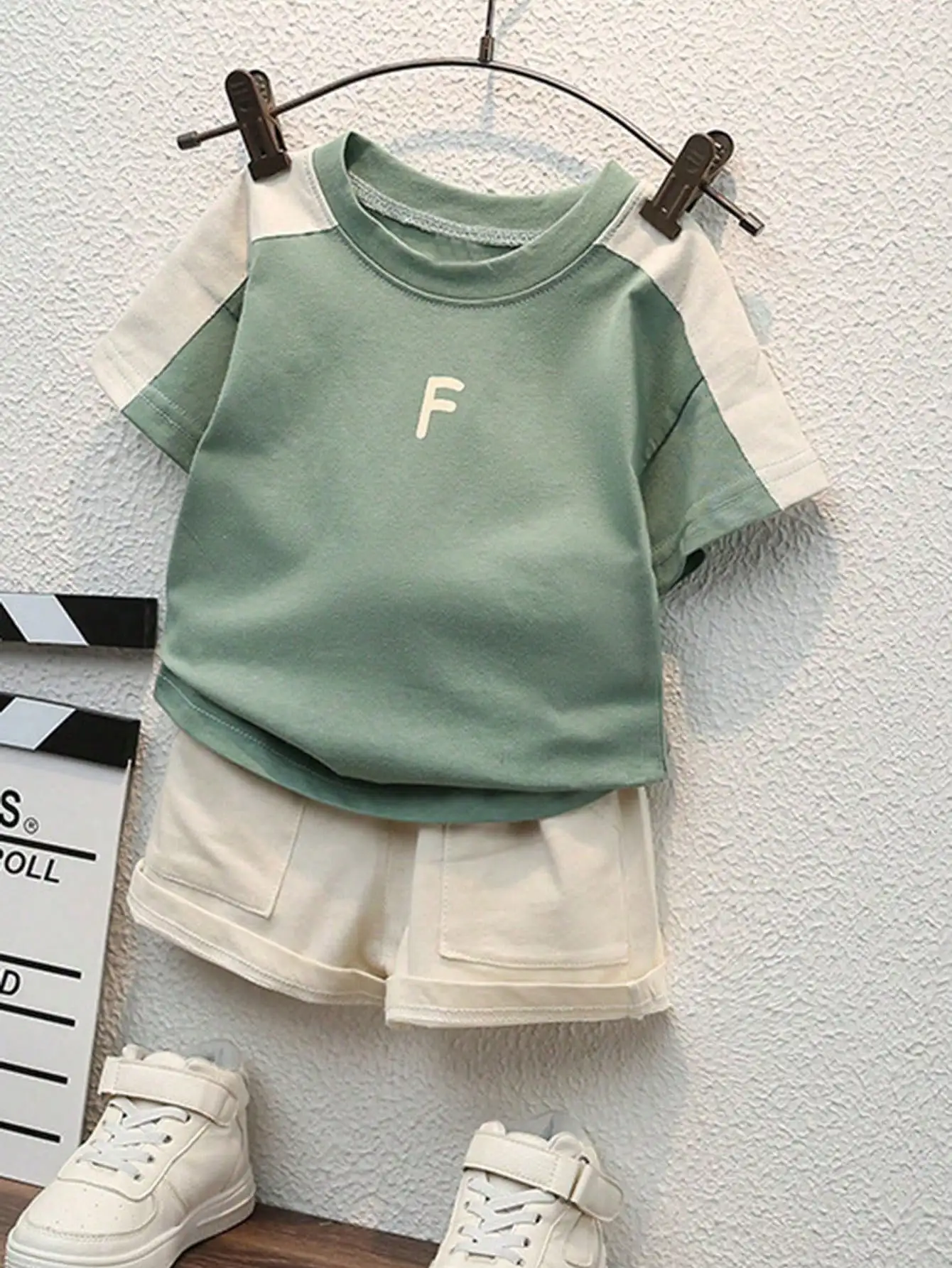 Summer minimalist letter contrast color round neck short-sleeved shirt and shorts set for infants and young children