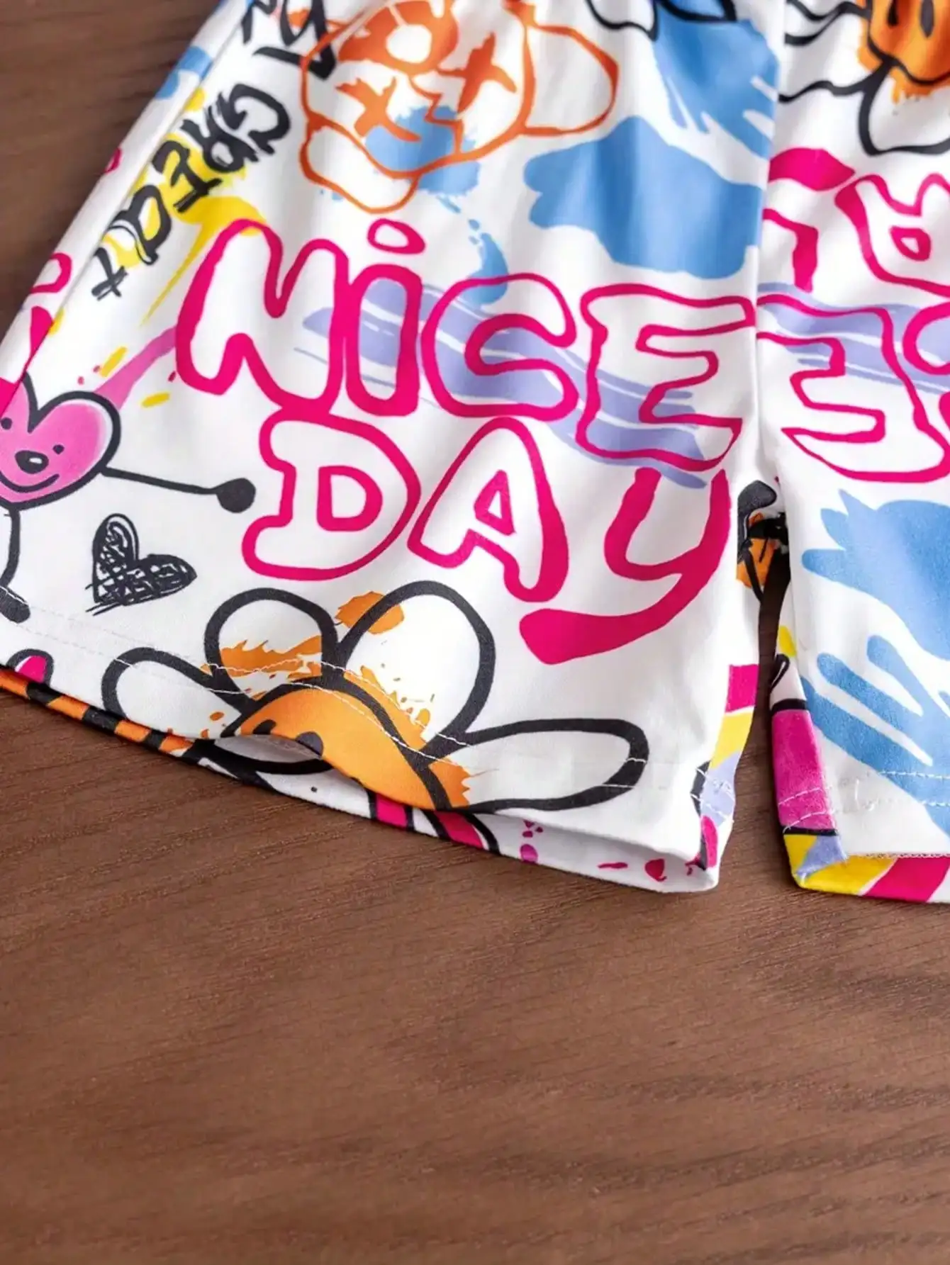 Playful Heart-Shaped Joyful Face Graffiti Short-Sleeved T-Shirt and Shorts, Comfortable Casual Wear Suitable for Daily Wear