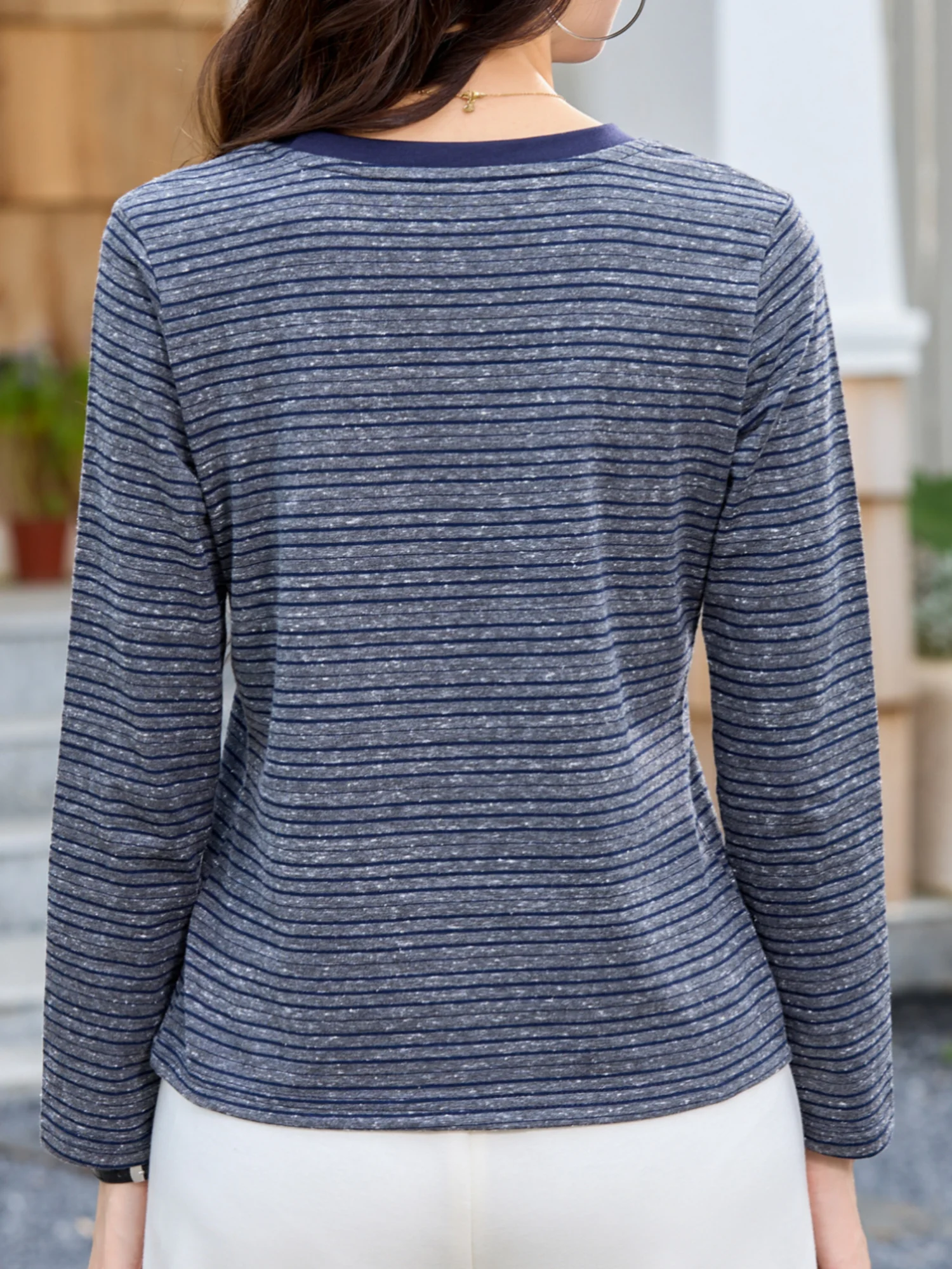 The striped pattern has a strong sense of layering, and the horizontal stripes are lively and cute, allowing you to effortlessly