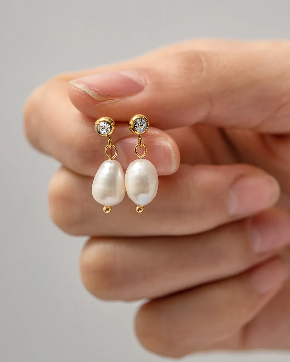 2PCS Western-Style Earrings: Natural Freshwater Pearl & Diamond-Accented Studs—Versatile and Fade-Resistant