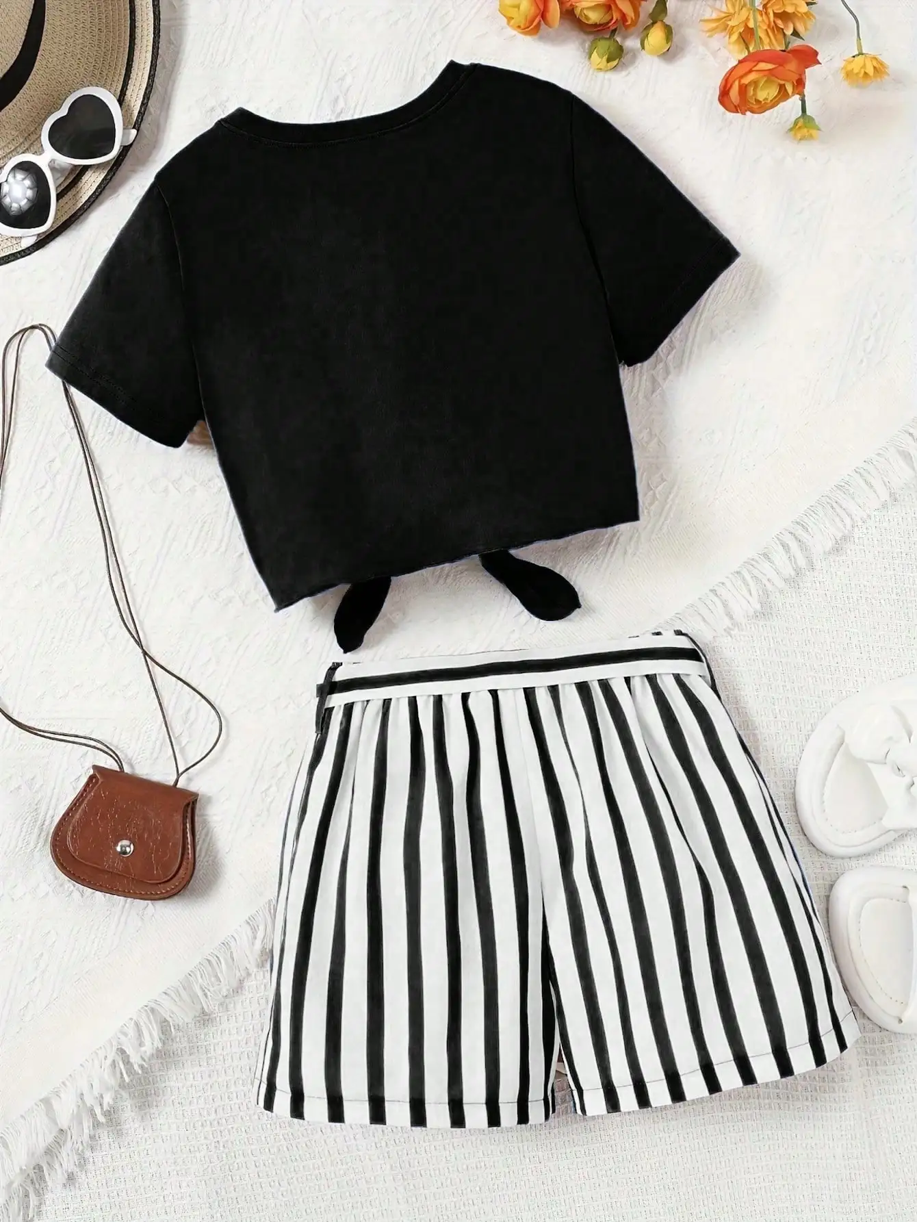 Printed girls' summer set, short sleeved T-shirt paired with casual shorts, stylish design, suitable for outdoor activities.
