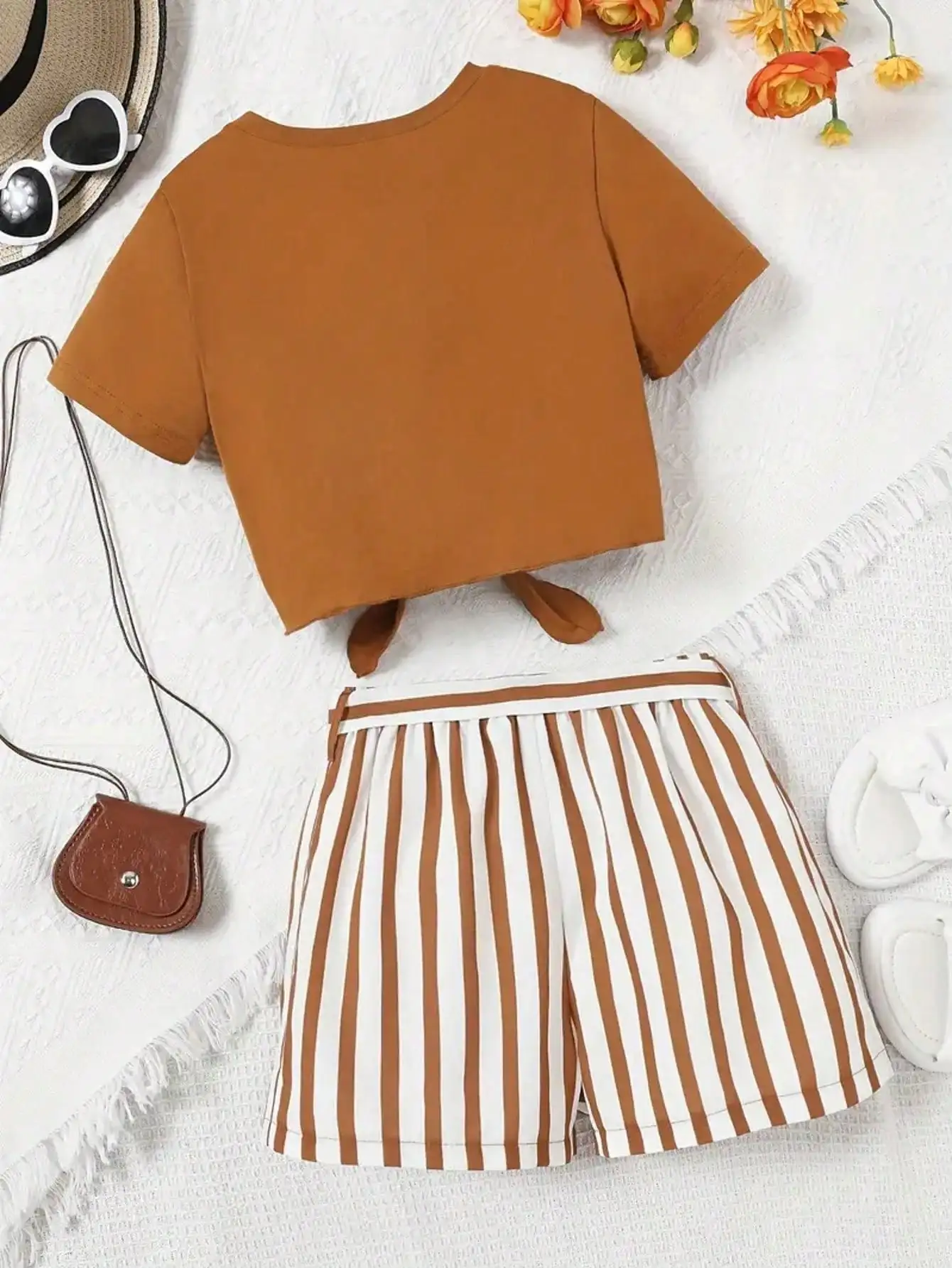 Printed girls' summer set, short sleeved T-shirt paired with casual shorts, stylish design, suitable for outdoor activities.